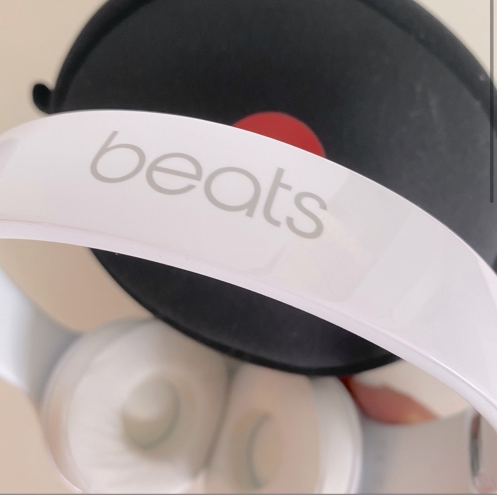 Beats Solo 2 bluetooth headphones white